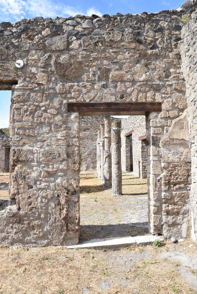 I.4.25 Pompeii. September 2020. 
Lower Peristyle 32, looking north through doorway towards east end of Middle Peristyle 17. 
Foto Tobias Busen, ERC Grant 681269 DÉCOR.

