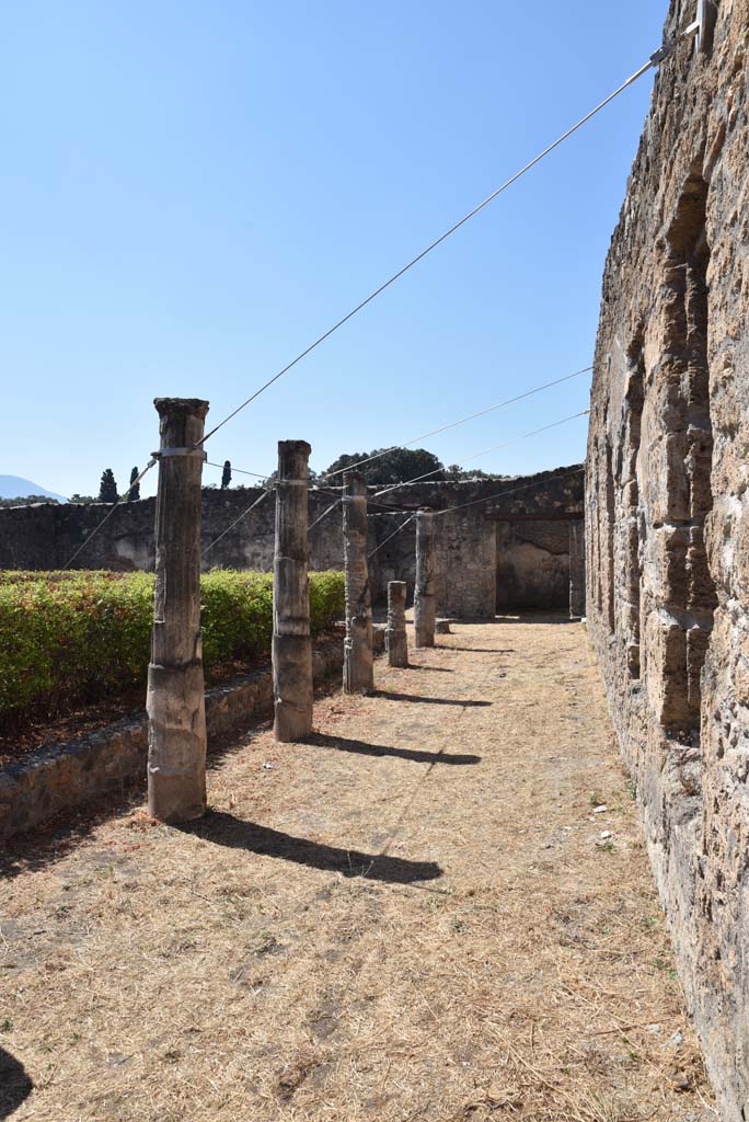 I.4.25 Pompeii. September 2020. Lower Peristyle 32, looking west along north portico.
Foto Tobias Busen, ERC Grant 681269 DÉCOR.

