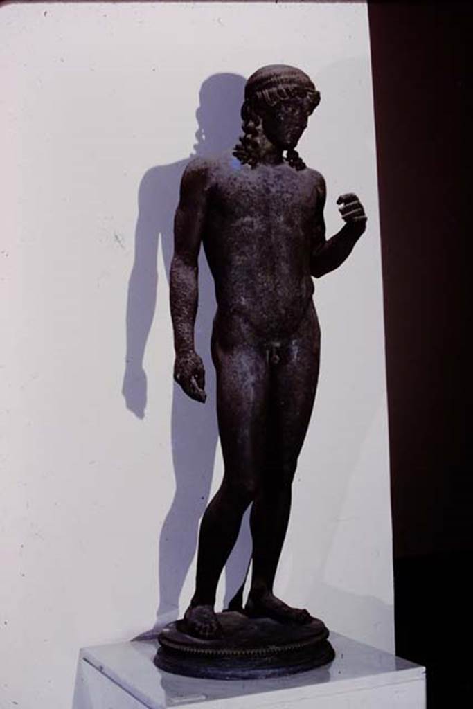 I.4.25 Pompeii, 1978. Original bronze statue of Apollo playing the cithara.
Photo by Stanley A. Jashemski.   
Source: The Wilhelmina and Stanley A. Jashemski archive in the University of Maryland Library, Special Collections (See collection page) and made available under the Creative Commons Attribution-Non Commercial License v.4. See Licence and use details.
J78f0435
Now in Naples Archaeological Museum. Inventory number 5630.

