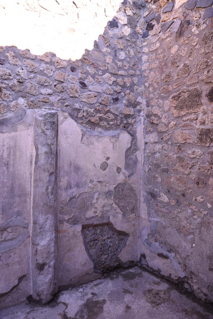 I.4.25 Pompeii. October 2019. Room 34, detail of alcove for a bed in north wall, at east end.
Foto Tobias Busen, ERC Grant 681269 DÉCOR.
