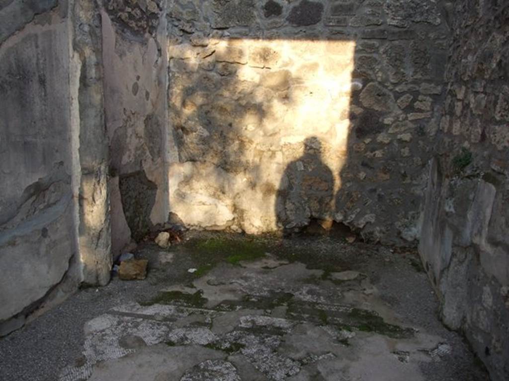 I.4.25 Pompeii. December 2007. Room 34, cubiculum on east side of lower peristyle. East wall with bed recess.