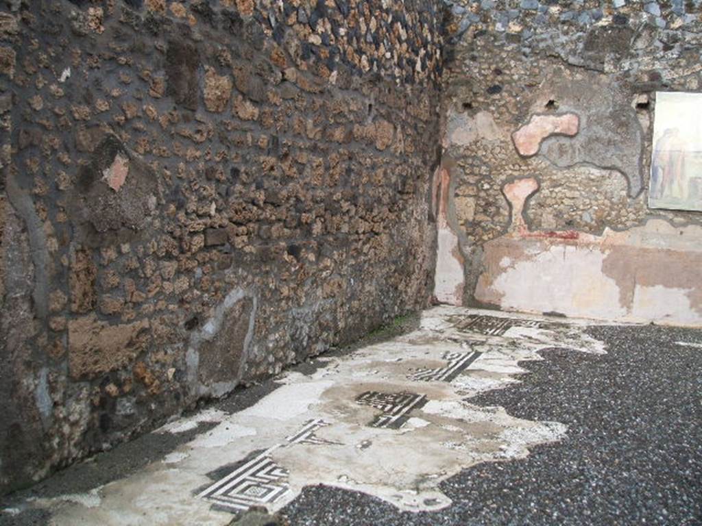 I.4.25 Pompeii. December 2004. Room 35, north wall and north-east corner showing mosaic floor of exedra near lower peristyle 32.
