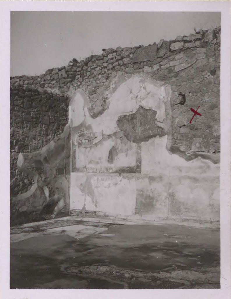 I.4.25 Pompeii. Pre-1943. Room 35, north-east corner and east wall.  
According to Warscher – 
“X” marks the spot of the recess remaining after the painting was removed and transferred to the museum.
See Warscher, T. 1942. Catalogo illustrato degli affreschi del Museo Nazionale di Napoli. Sala LXXXII. Vol.4. Rome, Swedish Institute

