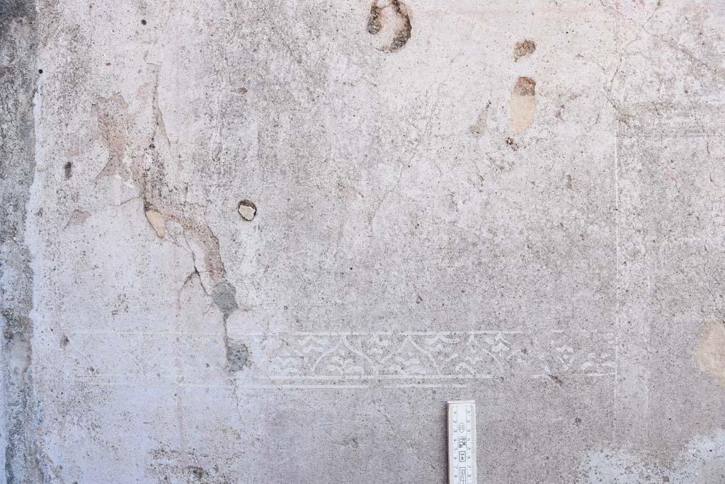 I.4.25 Pompeii. September 2020.  Room 35, detail of remaining painted decoration on zoccolo in south-east corner.
Foto Tobias Busen, ERC Grant 681269 DÉCOR.
