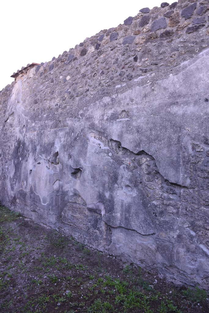 I.4.25 Pompeii. October 2019. Lower Peristyle 32, continuation of south wall from south-east corner.
Foto Tobias Busen, ERC Grant 681269 DCOR.

