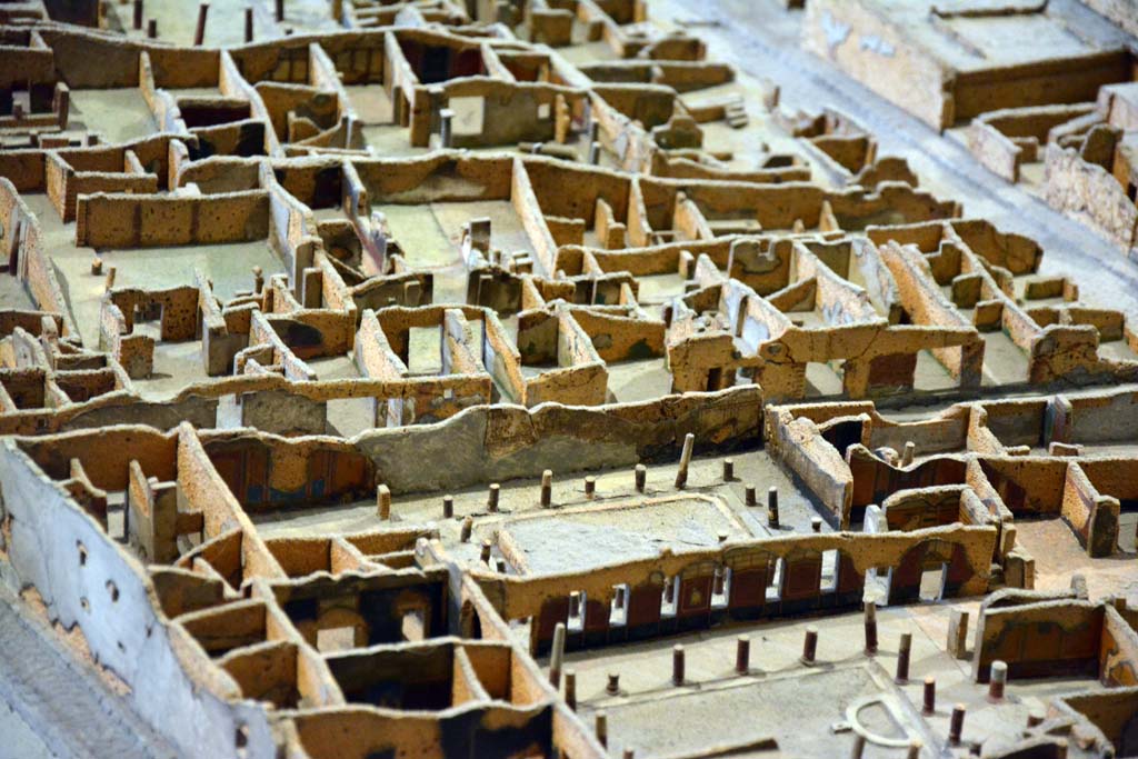 I.4.25 Pompeii. May 2019. Detail from model in Naples Archaeological Museum.
Looking south towards south and west walls of Lower Peristyle 32, across centre.
Foto Tobias Busen, ERC Grant 681269 DCOR.
