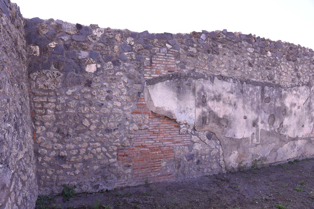 I.4.25 Pompeii. October 2019. Lower Peristyle 32, west wall in south-west corner.
Foto Tobias Busen, ERC Grant 681269 DCOR.

