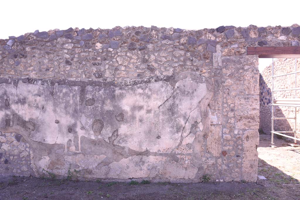 I.4.25 Pompeii. October 2019. Lower Peristyle 32, west wall, with doorway to room 37, on right.
Foto Tobias Busen, ERC Grant 681269 DCOR.
