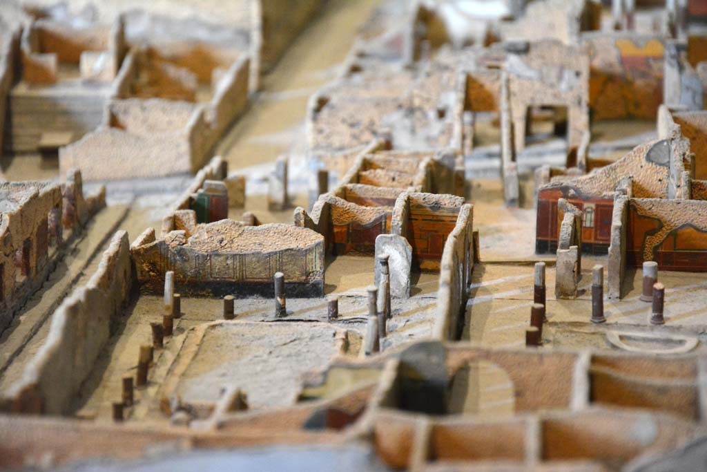 I.4.25 Pompeii. May 2019. Detail from model in Naples Archaeological Museum.
Lower Peristyle 32, on left, looking towards west wall, with doorways to room 37, and 36, in centre. 
Foto Tobias Busen, ERC Grant 681269 DCOR.
