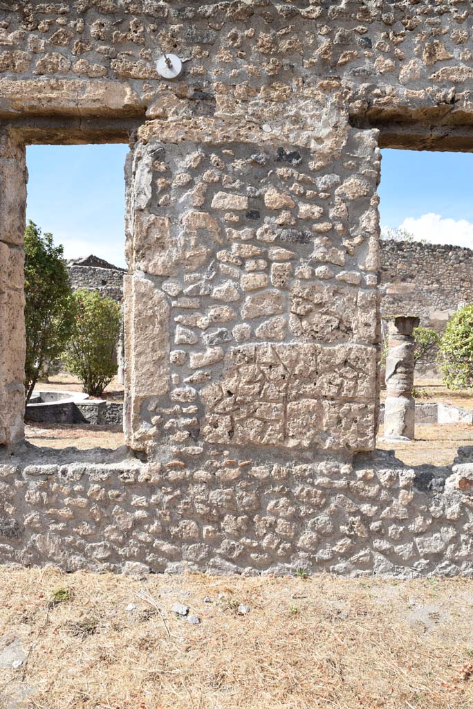 I.4.25 Pompeii. September 2020. 
Lower Peristyle 32, continuation of north wall of north portico with windows through to Middle Peristyle 17.
Foto Tobias Busen, ERC Grant 681269 DCOR.
