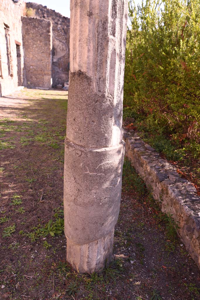 I.4.25 Pompeii. October 2019. Lower Peristyle 32, detail of column at west end of north portico.
Foto Tobias Busen, ERC Grant 681269 DCOR.
