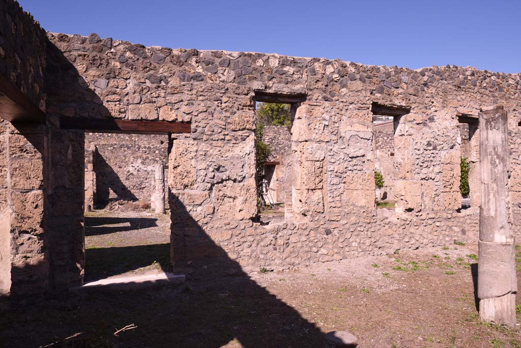 I.4.25 Pompeii. October 2019. Lower Peristyle 32, north wall in north-west corner, with doorway to Middle Peristyle 17, on left.
Foto Tobias Busen, ERC Grant 681269 DCOR.
