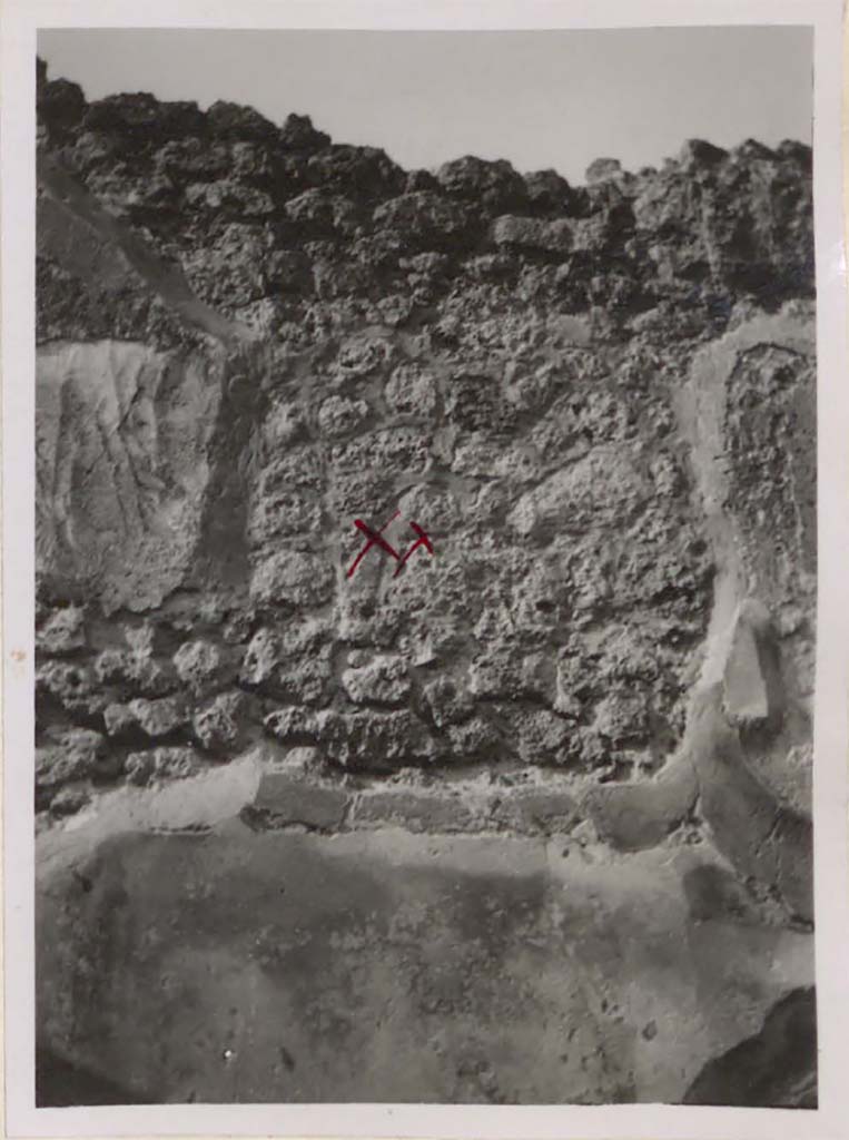I.4.25 Pompeii. Pre-1943. Room 37, south wall?
According to Warscher, this shows the south wall.
The place approximately in which the painting of the sleeping Endymion was found (but now faded and vanished).
See Warscher, T. 1942. Catalogo illustrato degli affreschi del Museo Nazionale di Napoli. Sala LXXXII. Vol.4. Rome, Swedish Institute.
