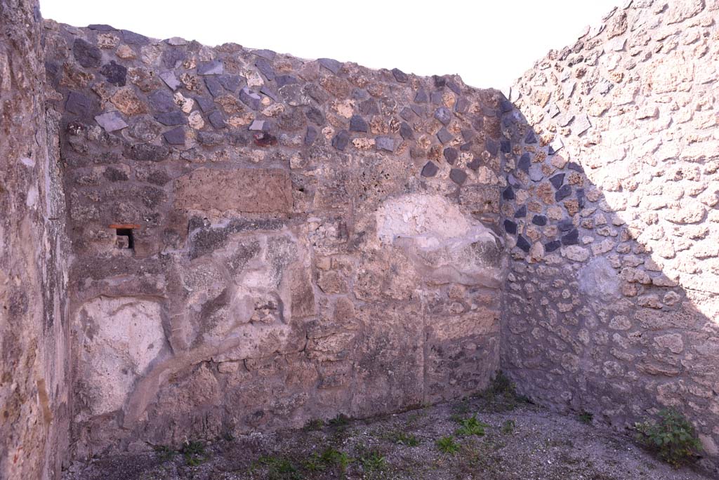 I.4.25 Pompeii. October 2019. Room 37, looking towards west wall and north-west corner.
Foto Tobias Busen, ERC Grant 681269 DCOR.
