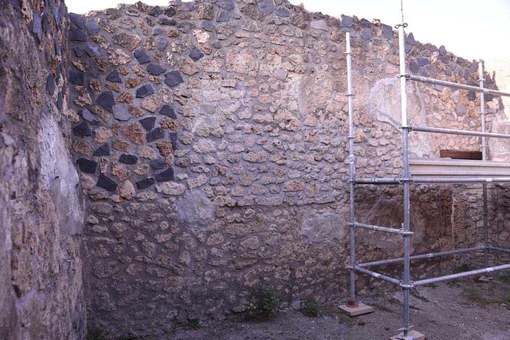 I.4.25 Pompeii. October 2019. Room 37, looking towards north wall, with doorway to cubiculum 36, at east end, on right.
Foto Tobias Busen, ERC Grant 681269 DCOR.
