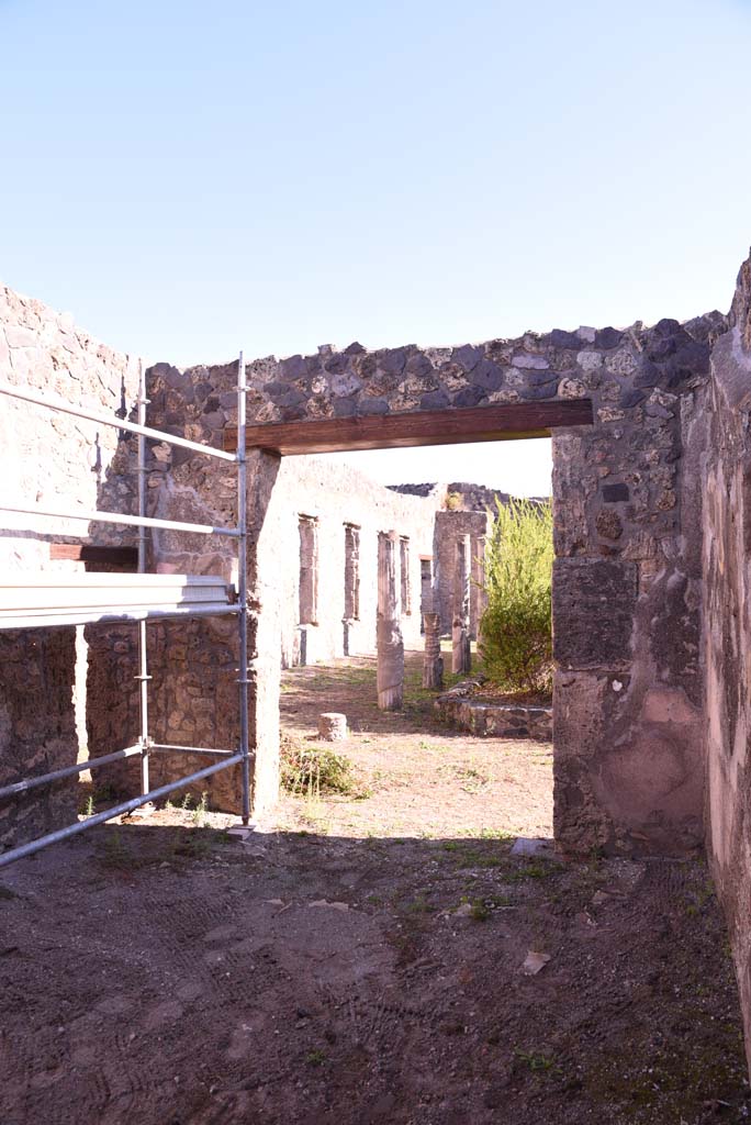 I.4.25 Pompeii. October 2019. 
Room 37, looking east to entrance doorway onto west portico of Lower Peristyle 32.
Foto Tobias Busen, ERC Grant 681269 DCOR.
