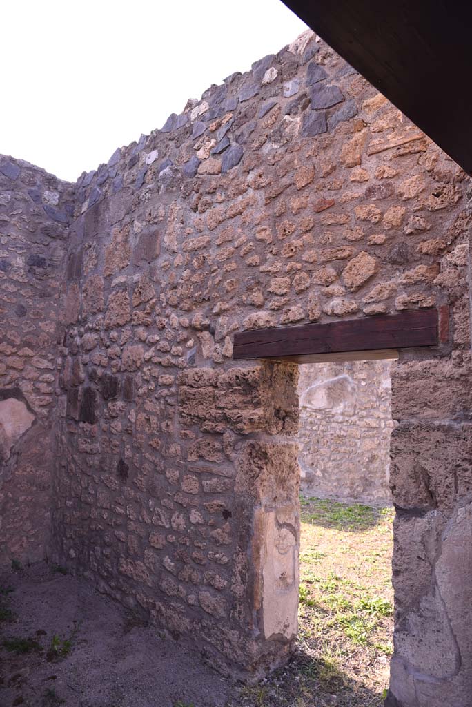 I.4.25 Pompeii. October 2019.   
Room 36, north wall in cubiculum, with doorway to tablinum 14.
Foto Tobias Busen, ERC Grant 681269 DCOR.
