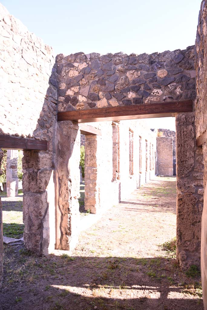 I.4.25 Pompeii. October 2019. 
Room 36, looking east towards entrance doorway and along north portico of Lower Peristyle 32.
Foto Tobias Busen, ERC Grant 681269 DCOR.

