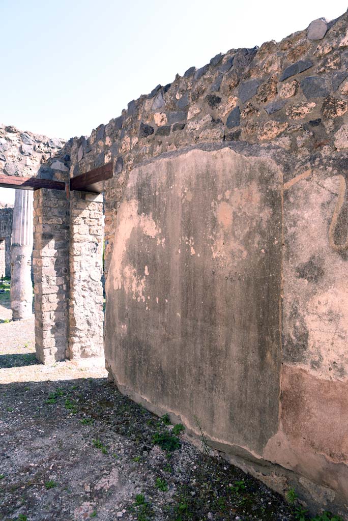 I.4.25/1.4.5 Pompeii. October 2019. 
Corridor 15, south wall at east end near to doorway to Tablinum 14.
Foto Tobias Busen, ERC Grant 681269 DCOR.
