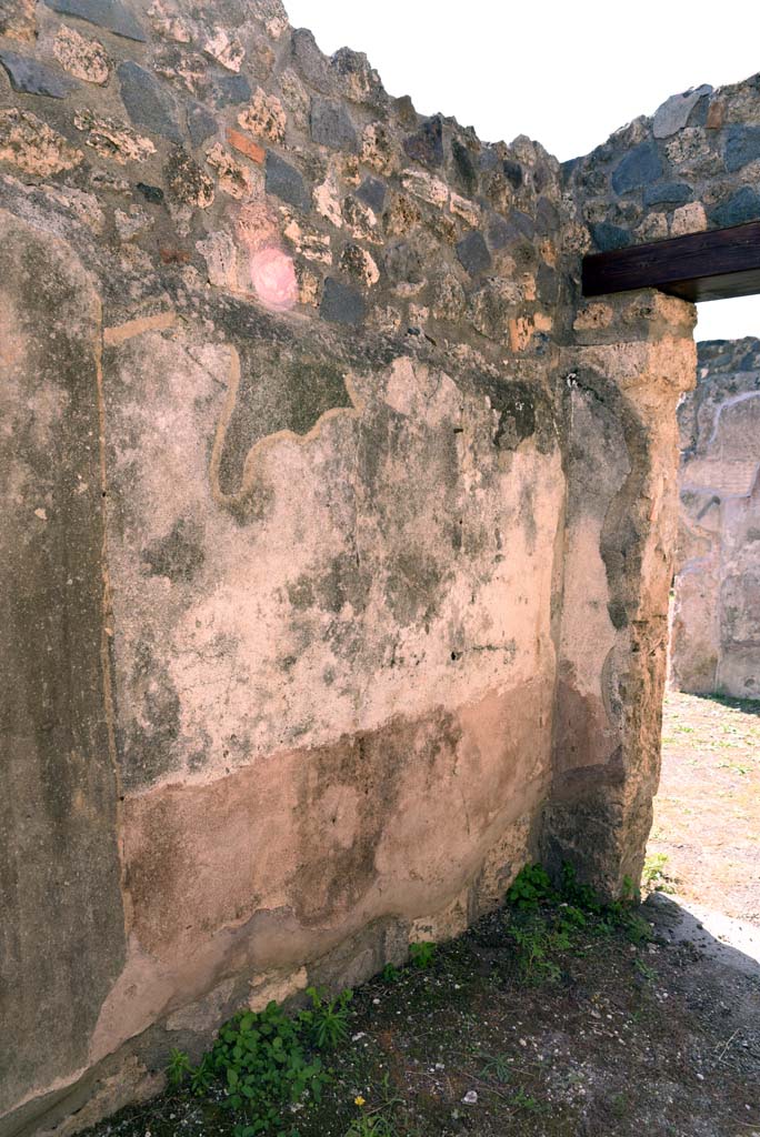 I.4.25/1.4.5 Pompeii. October 2019. Corridor 15, south wall at west end near to doorway to Ala 13.
Foto Tobias Busen, ERC Grant 681269 DCOR.
