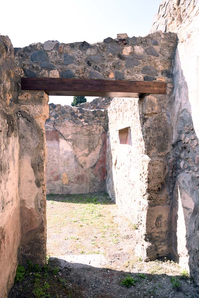 I.4.25/1.4.5 Pompeii. October 2019. Corridor 15, west end, with doorway into North Ala 13.
Foto Tobias Busen, ERC Grant 681269 DCOR.
