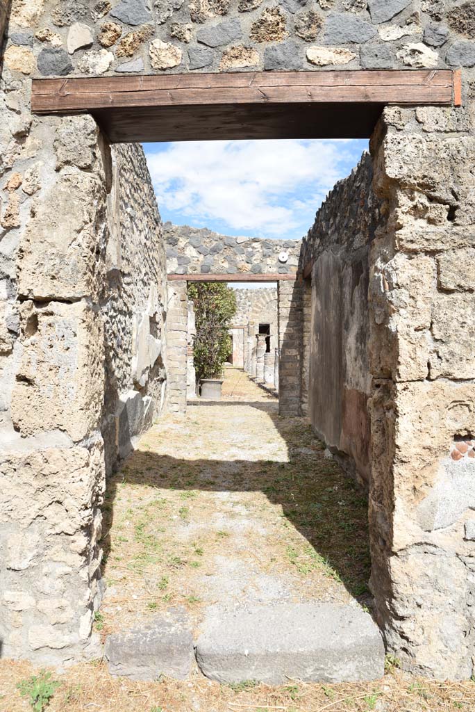I.4.25/1.4.5 Pompeii. September 2020. Corridor 15, looking east from Ala 13, towards Middle Peristyle 17.
Foto Tobias Busen, ERC Grant 681269 DCOR.
