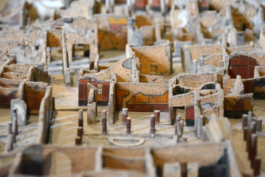 I.4.25 Pompeii. May 2019. Detail from model in Naples Archaeological Museum.
Looking west from Middle Peristyle 17, towards large Exedra 18, in centre.
Foto Tobias Busen, ERC Grant 681269 DCOR.
