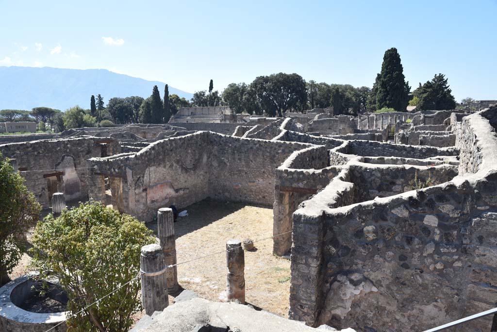 I.4.25 Pompeii. September 2020. Looking south-west towards large room 18, in centre, on west side of Middle Peristyle 17.
Foto Tobias Busen, ERC Grant 681269 DCOR


