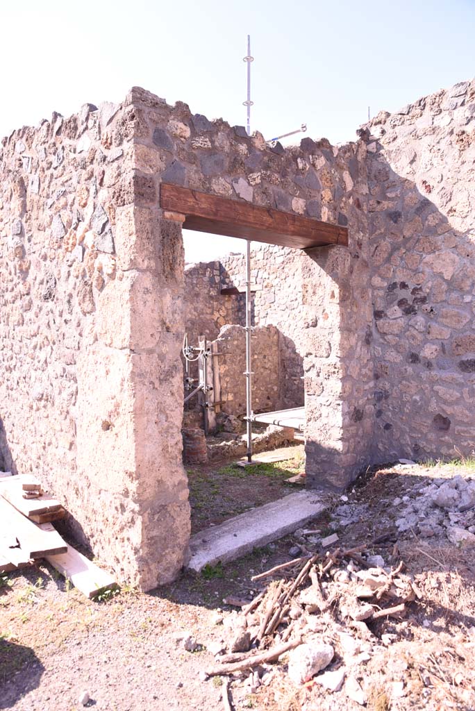 I.4.25/I.4.5 Pompeii. October 2020. 
Doorway to room 43, from north-west corner of Middle Peristyle 17.
Foto Tobias Busen, ERC Grant 681269 DCOR.
