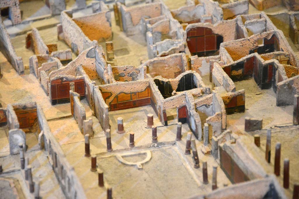 I.4.25 Pompeii. May 2019. Detail from model in Naples Archaeological Museum.
Looking west across Middle Peristyle 17, in centre, towards room18, in centre at west end.
Foto Tobias Busen, ERC Grant 681269 DÉCOR

