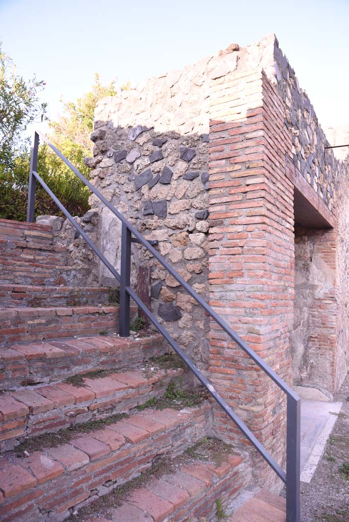 I.4.25 Pompeii. October 2019. Middle Peristyle 17, looking east from steps towards niche 45.
Foto Tobias Busen, ERC Grant 681269 DÉCOR.
