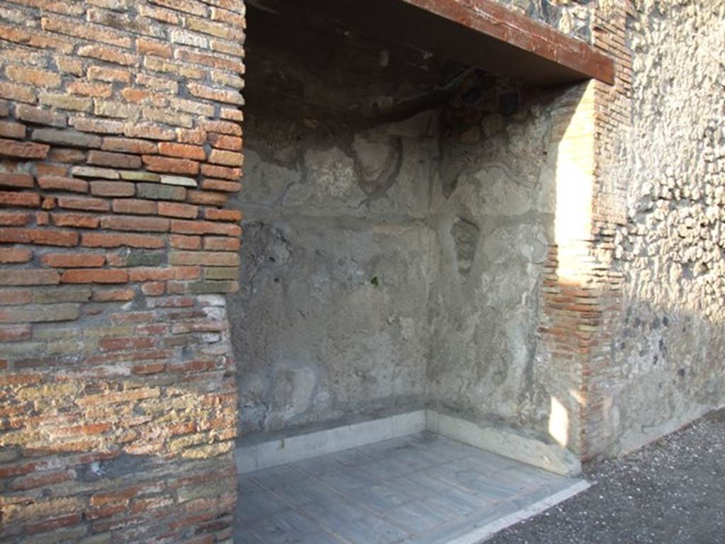 I.4.25 Pompeii. December 2007. Doorway to room 45, niche with marble floor on north side of middle peristyle.