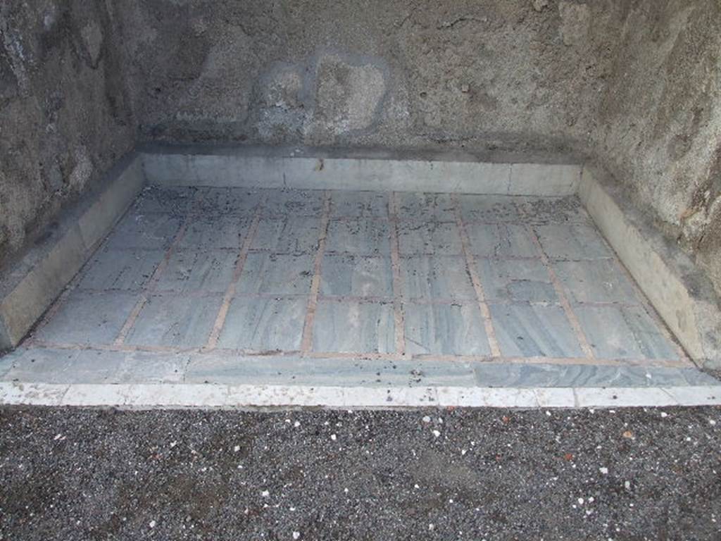 I.4.25 Pompeii. December 2006. Niche 45, with marble floor on north side of middle peristyle.