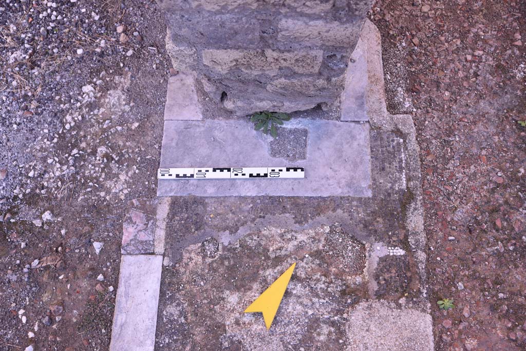 I.4.5 Pompeii. October 2019. Room 19, detail from north end of doorway threshold.
Foto Tobias Busen, ERC Grant 681269 DÉCOR.


