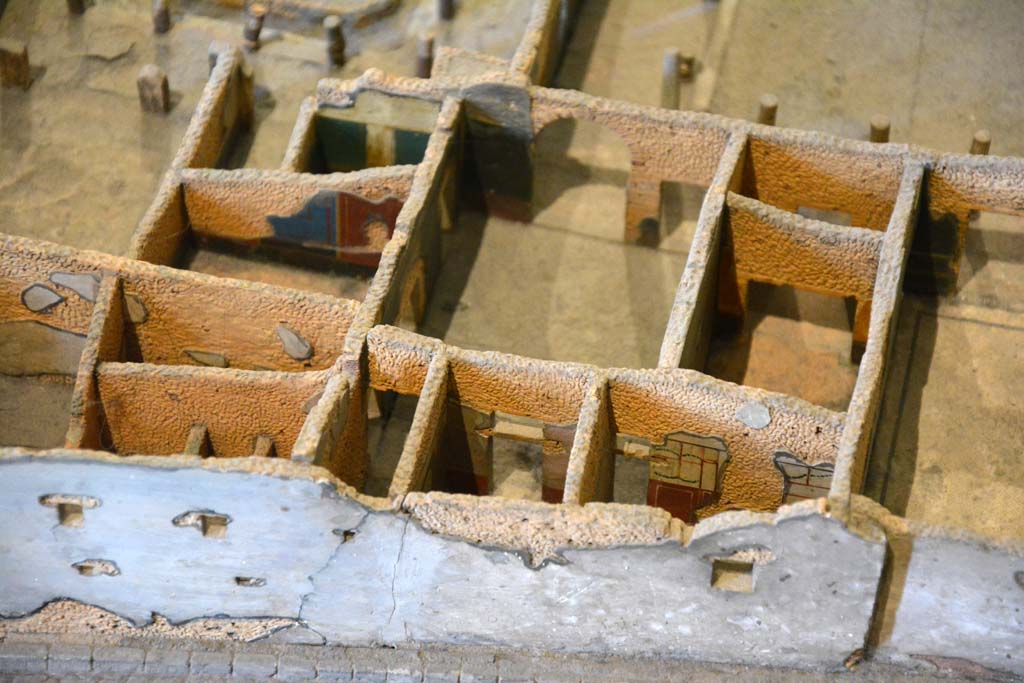 I.4.25 Pompeii. May 2019. Detail from model in Naples Archaeological Museum.
Rooms on east side of Middle Peristyle 17, large room 21, in centre, with arched opening. 
Foto Tobias Busen, ERC Grant 681269 DCOR.
