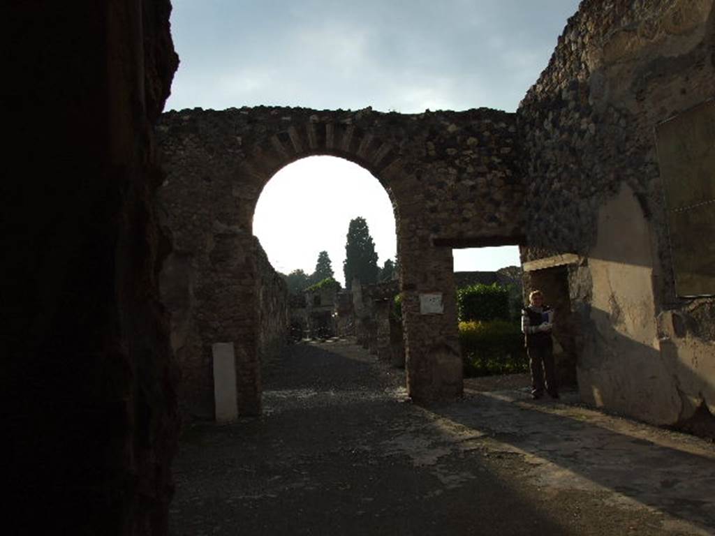 I.4.25 Pompeii. December 2006. Room 21, view from oecus of the Judgement of Paris through arch into middle peristyle.