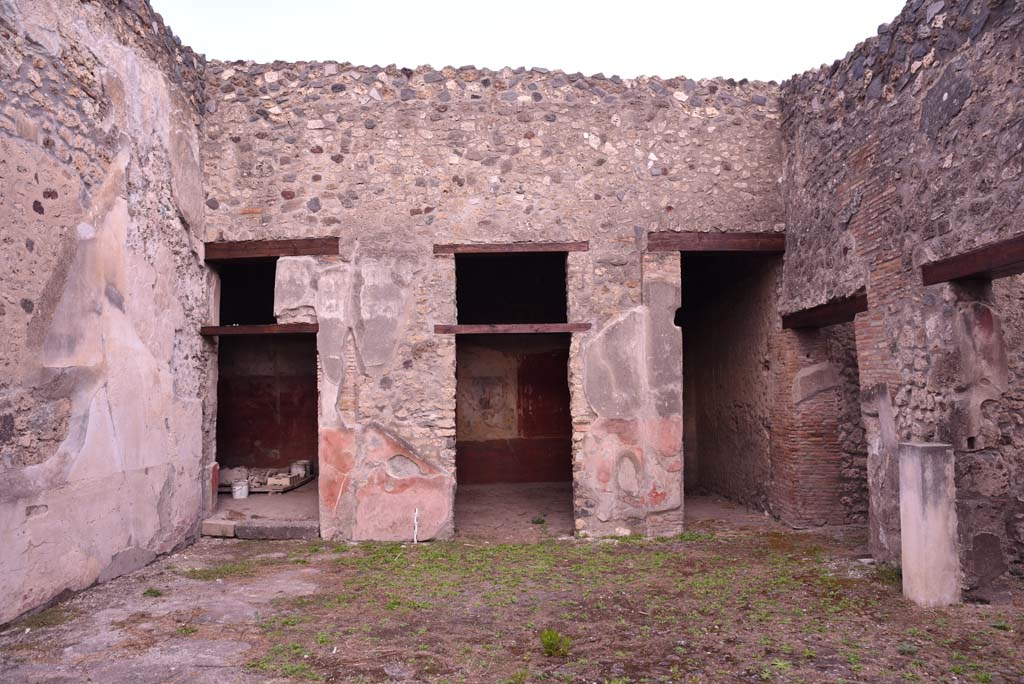 I.4.25 Pompeii. October 2019. Room 21, looking towards east wall with doorways to room 22, on left, 23 in centre, and 24, centre right.
On the right are the doorways to Corridor 25, leading to I.4.28, and to room 30.
Foto Tobias Busen, ERC Grant 681269 DCOR.
