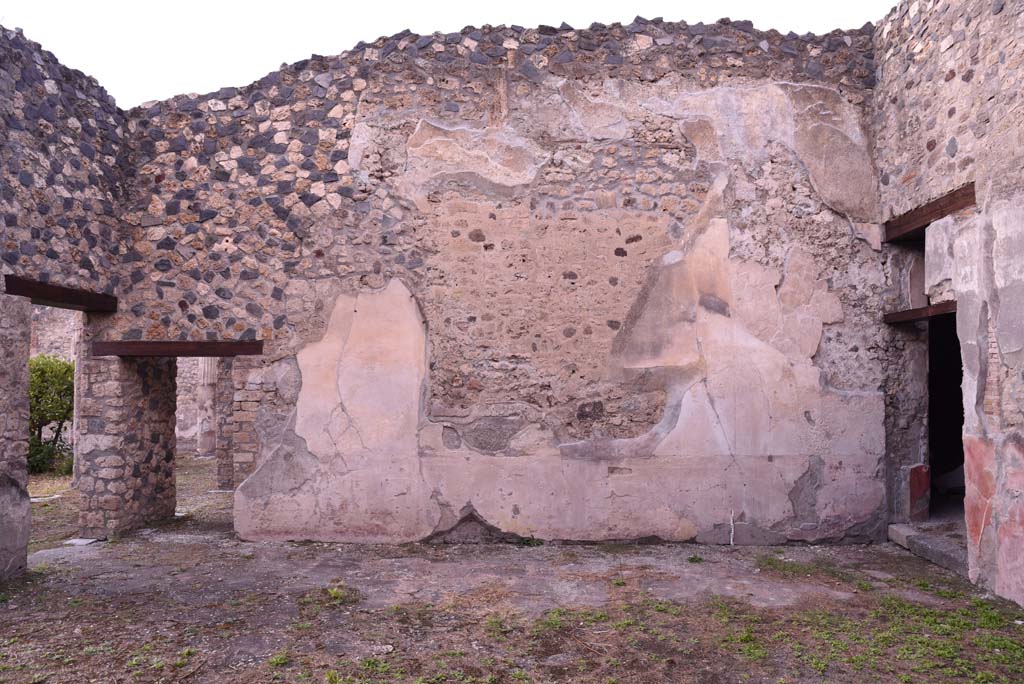 I.4.25 Pompeii. October 2019. Room 21, north wall with doorway to room 22, on right.
Foto Tobias Busen, ERC Grant 681269 DCOR.
