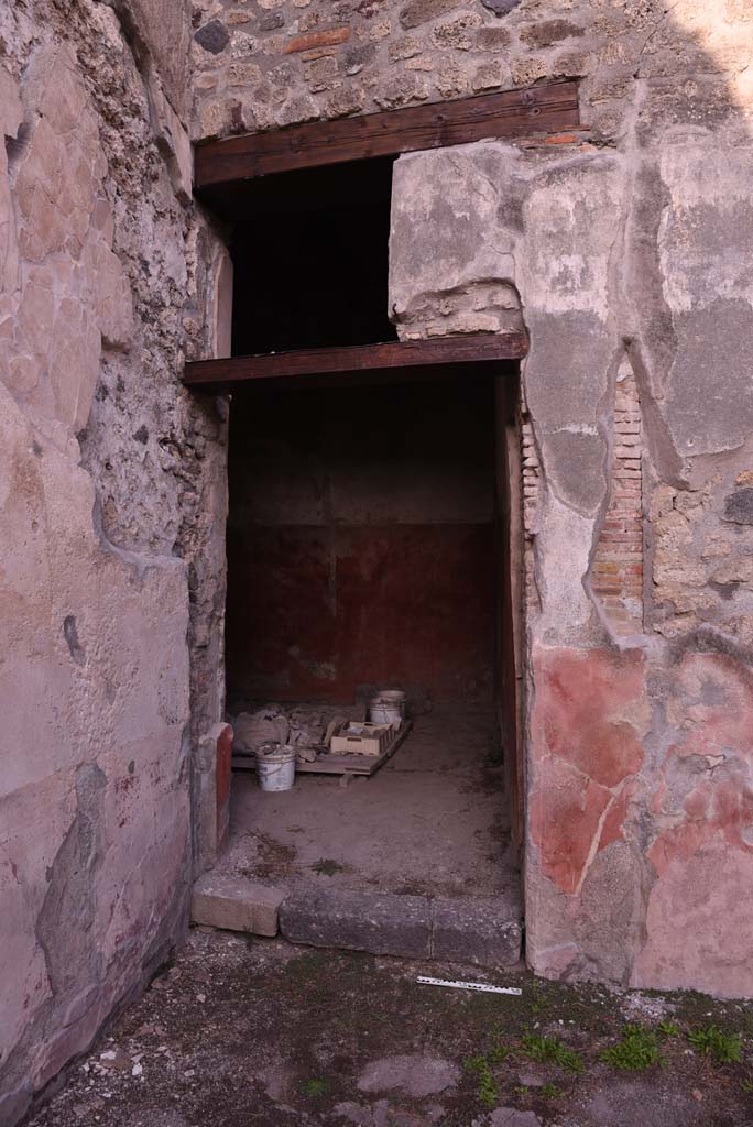 I.4.25 Pompeii. October 2019. Room 21, doorway to room 22, in north-east corner.
Foto Tobias Busen, ERC Grant 681269 DCOR.

