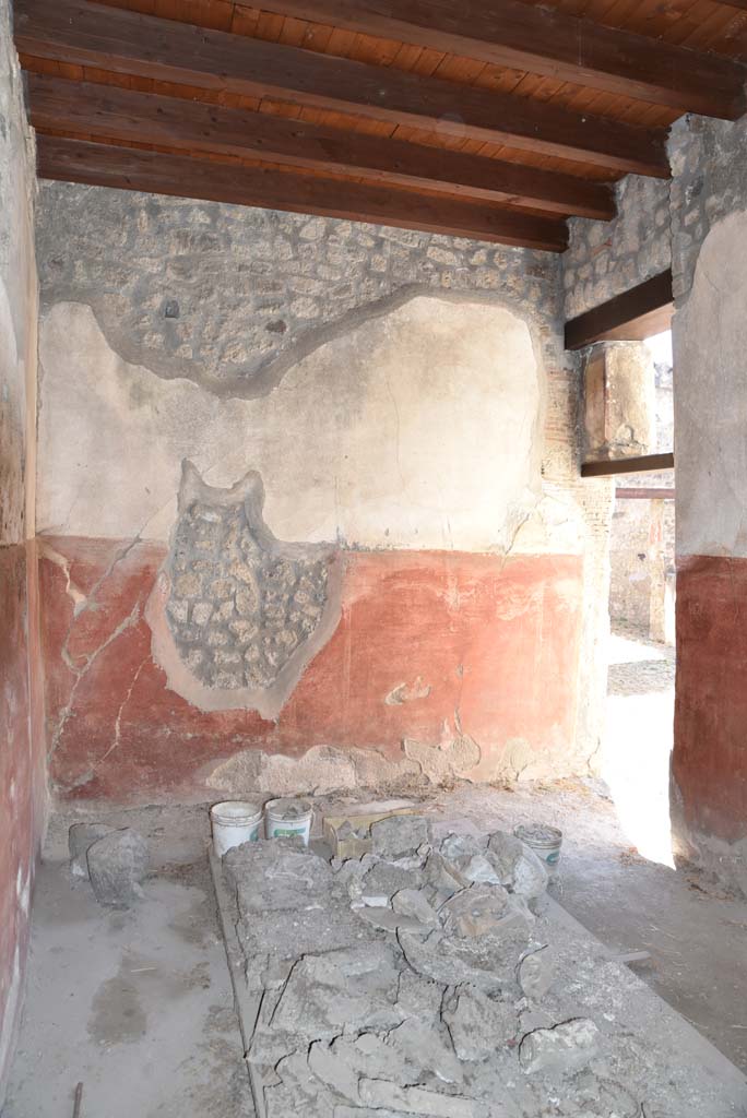 I.4.25 Pompeii. September 2020. Room 22, looking south towards entrance doorway in west wall.
Foto Tobias Busen, ERC Grant 681269 DCOR.
