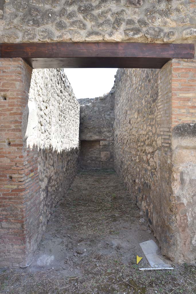I.4.25 Pompeii. September 2020. 
Room 25, looking south along corridor to servants quarters with stables at I.4.28
Foto Tobias Busen, ERC Grant 681269 DCOR.
