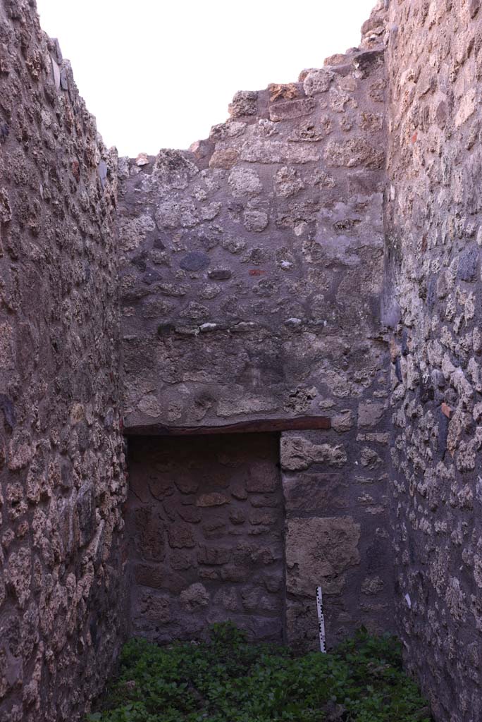 I.4.25 Pompeii. October 2019. Corridor 25, south wall with blocked doorway leading to I.4.28.
Foto Tobias Busen, ERC Grant 681269 DCOR.
