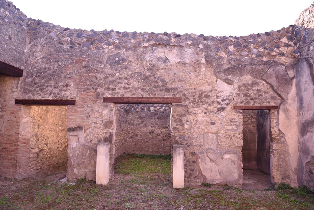 I.4.25 Pompeii. October 2019. 
Room 21, south wall with doorways to Corridor 25, room 30 in centre, and an unnumbered room next to room 30, on right.  
Foto Tobias Busen, ERC Grant 681269 DCOR.
