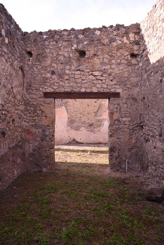 I.4.25 Pompeii. October 2019. 
Room 30, looking north to entrance doorway, and across room 21.
Foto Tobias Busen, ERC Grant 681269 DCOR.
