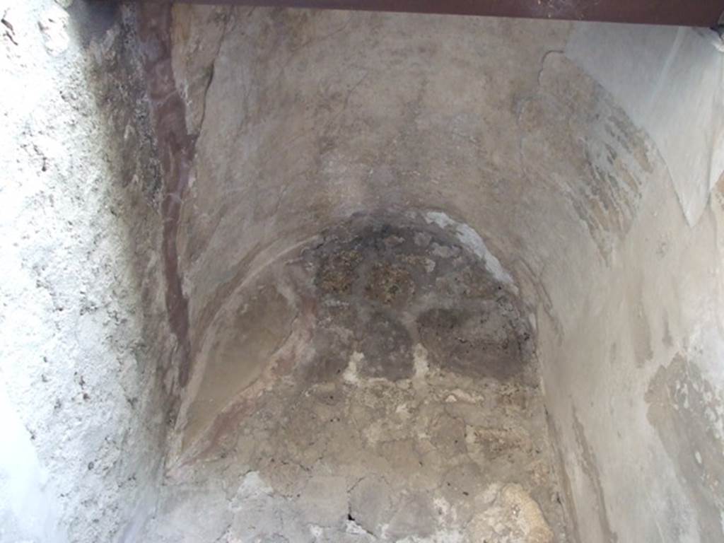 I.4.25 Pompeii. December 2007. Room 31, arched south wall of repository or lararium?