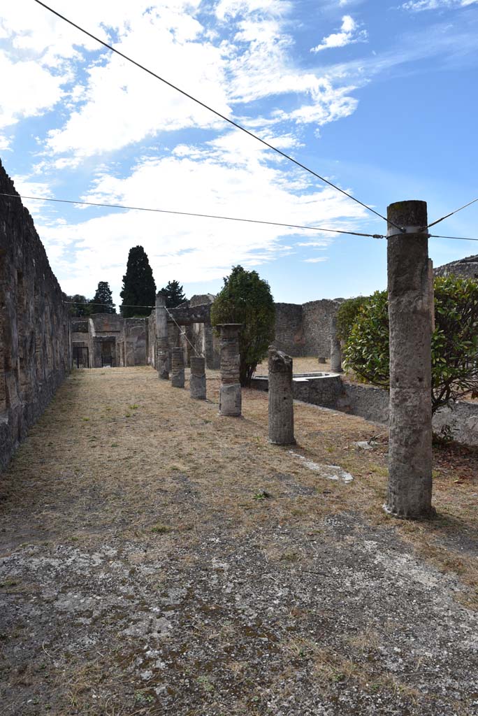 I.4.25 Pompeii. September 2020. Middle Peristyle 17, looking west along south portico. 
Foto Tobias Busen, ERC Grant 681269 DÉCOR
