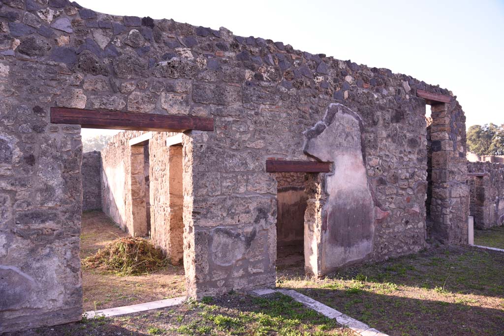 I.4.25 Pompeii. October 2020. 
Doorway from Middle Peristyle 17 into Lower Peristyle 32, on left, with south wall of Tablinum 14, on right.
Foto Tobias Busen, ERC Grant 681269 DÉCOR
