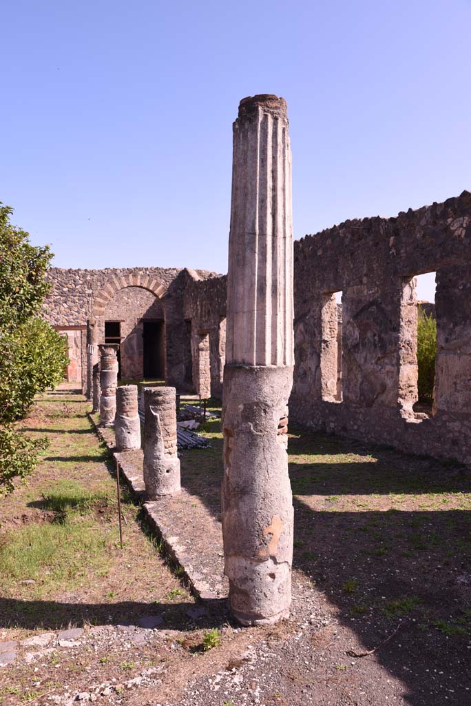 I.4.25 Pompeii. October 2019. 
Middle Peristyle 17, looking east along south portico with windows onto Lower Peristyle 32.
Foto Tobias Busen, ERC Grant 681269 DÉCOR
