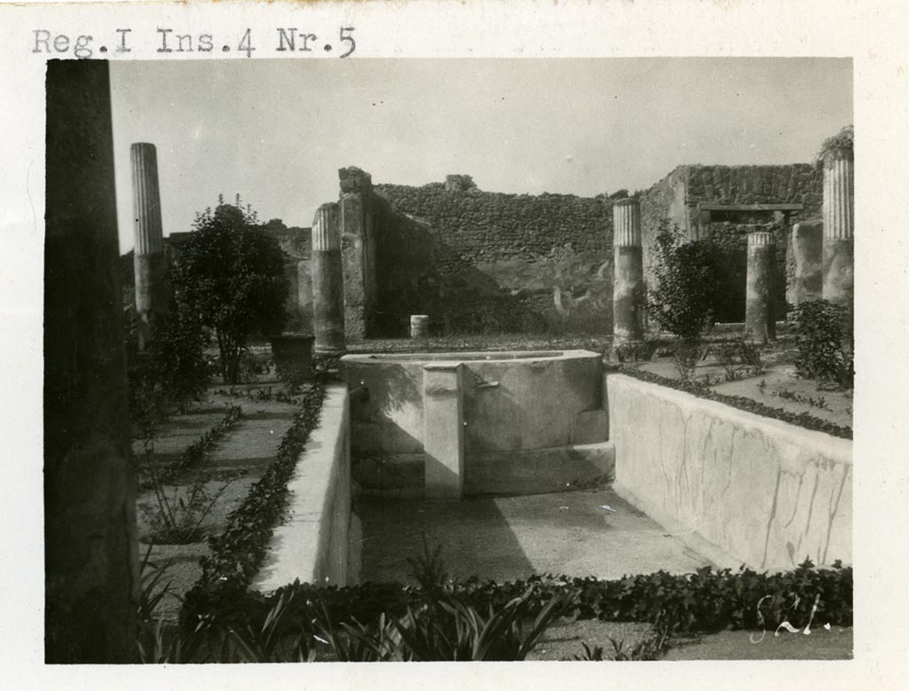 I.4.5 Pompeii. Pre-1937-39. Looking west across pool in middle peristyle 17.
Photo courtesy of American Academy in Rome, Photographic Archive. Warsher collection no. 821.

