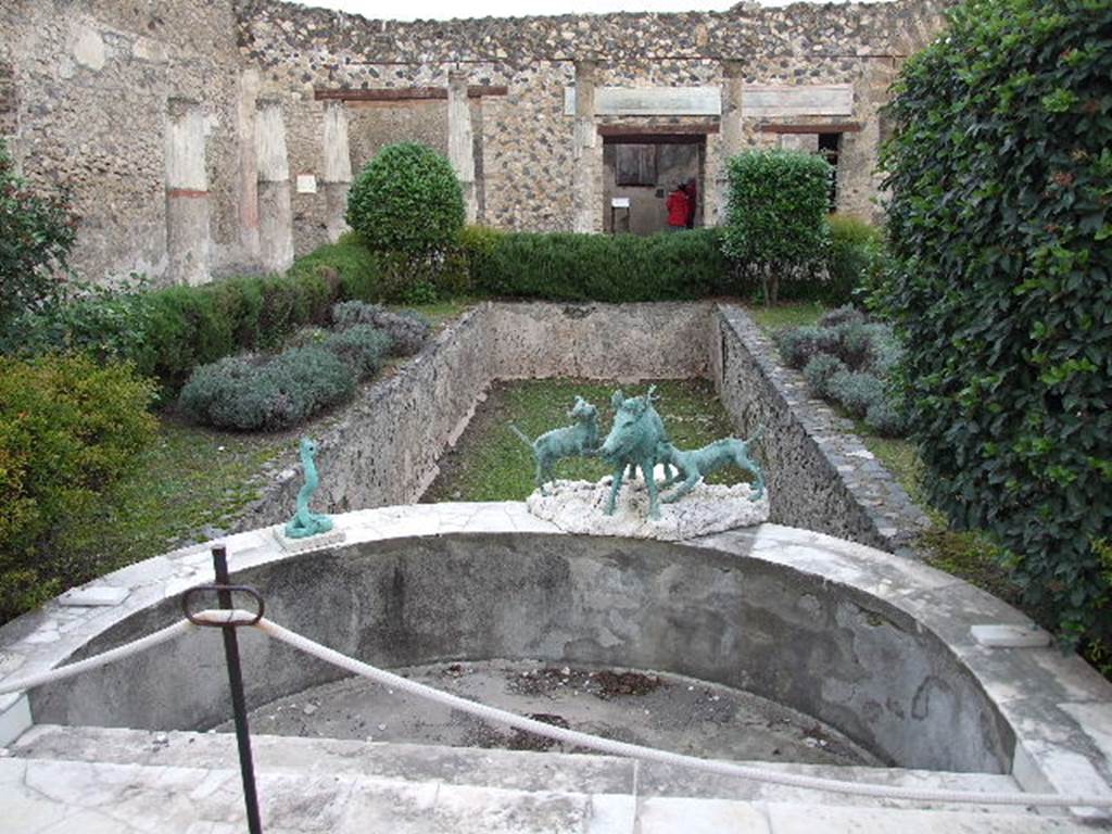 I.4.25 Pompeii. December 2006. Middle Peristyle 17, looking east across semi-circular marble basin and pool.
